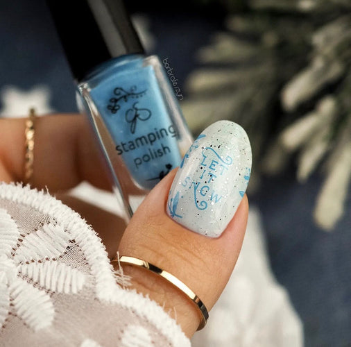 Snowflake Chic: A Step-by-Step Guide to Winter’s Dreamiest Manicure