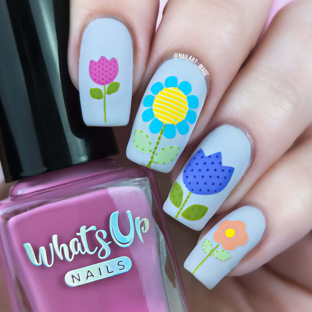 beautiful-manicure-with-nail-art-designs-of-cute-patterned-flowers