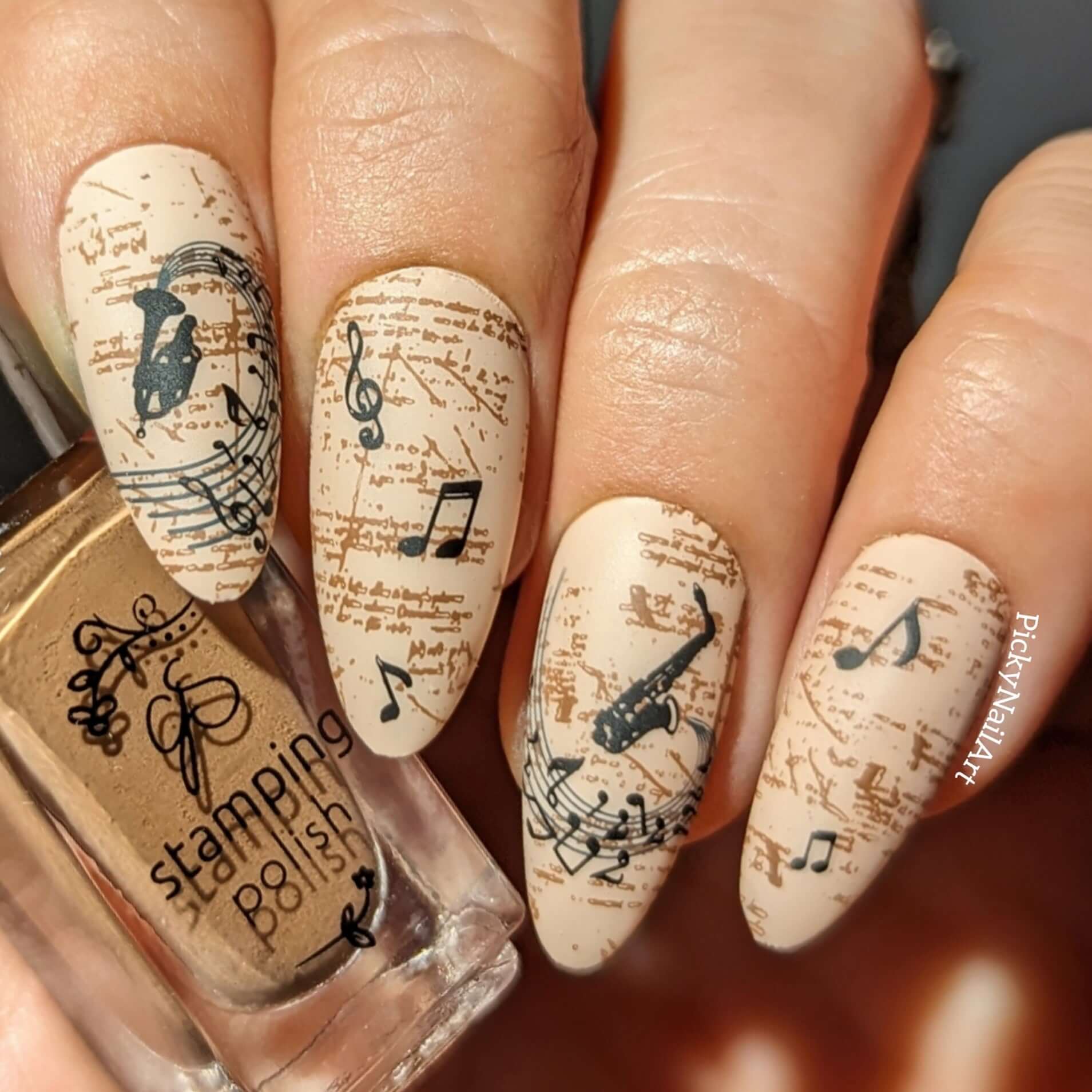 beautiful-manicure-with-nail-art-designs-of-script-and-musical-instruments