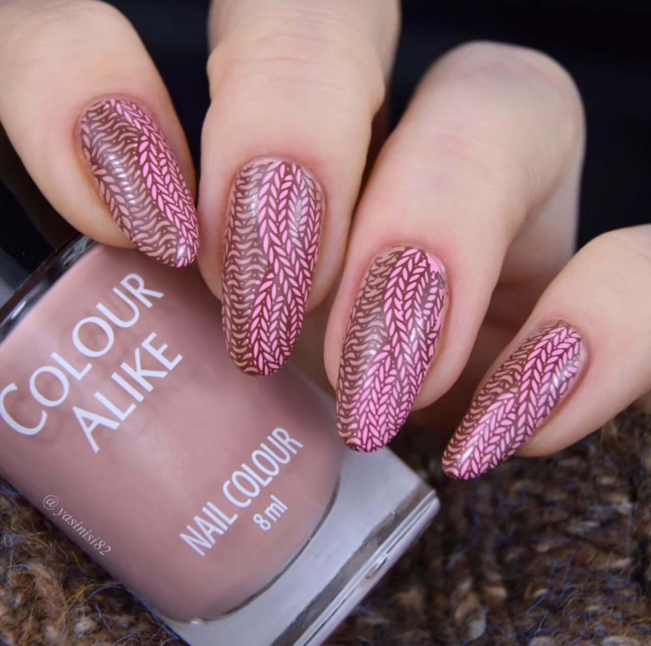 stunning-manicure-showing-full-coverage-nail-art-designs-of-sweater-texture-patterns