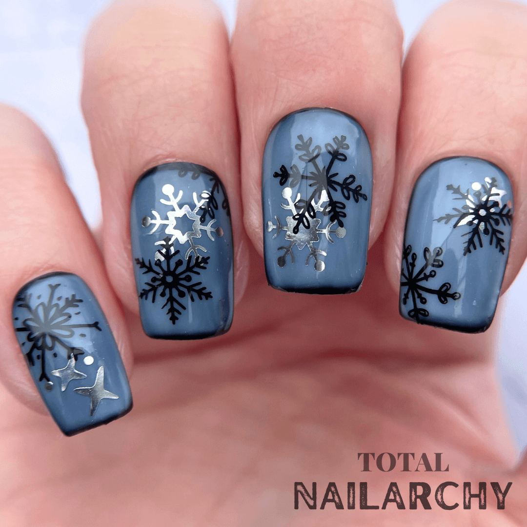 Gorgeous-manicure-with-nail-art-designs-of-shimmery-snowflakes