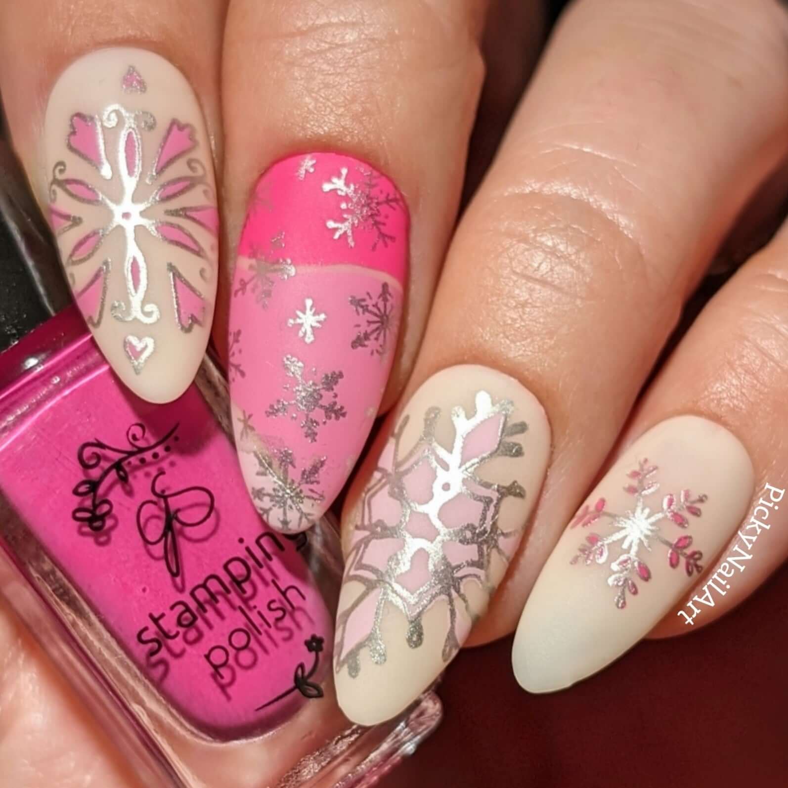 stunning-manicure-showing-nail-art-designs-of-snowflakes-in-different-sizes-and-patterns