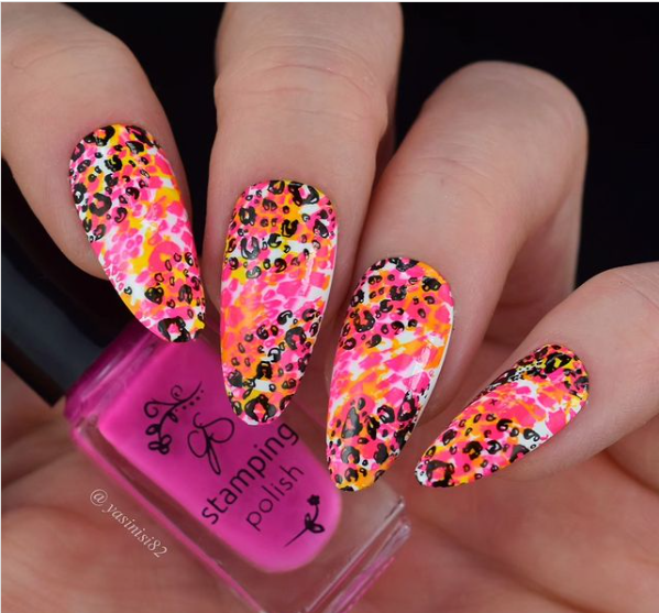 Bright-black-and-pink-manicure-showing-cheetah-print-