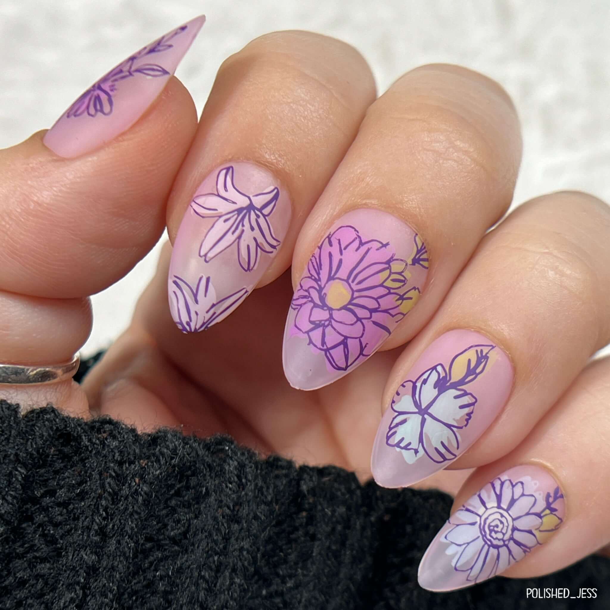 beautiful-manicure-showing-nail-art-designs-of-hand-drawn-flowers