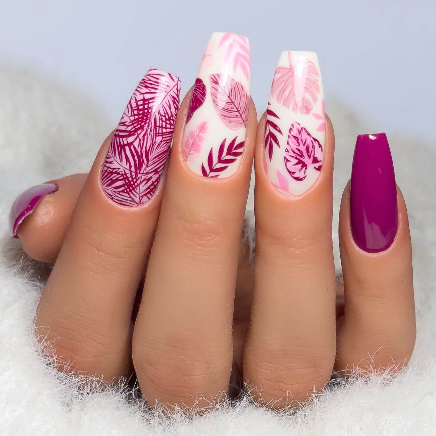 beautiful-manicure-showing-nail-art-designs-of-tropical-leaves