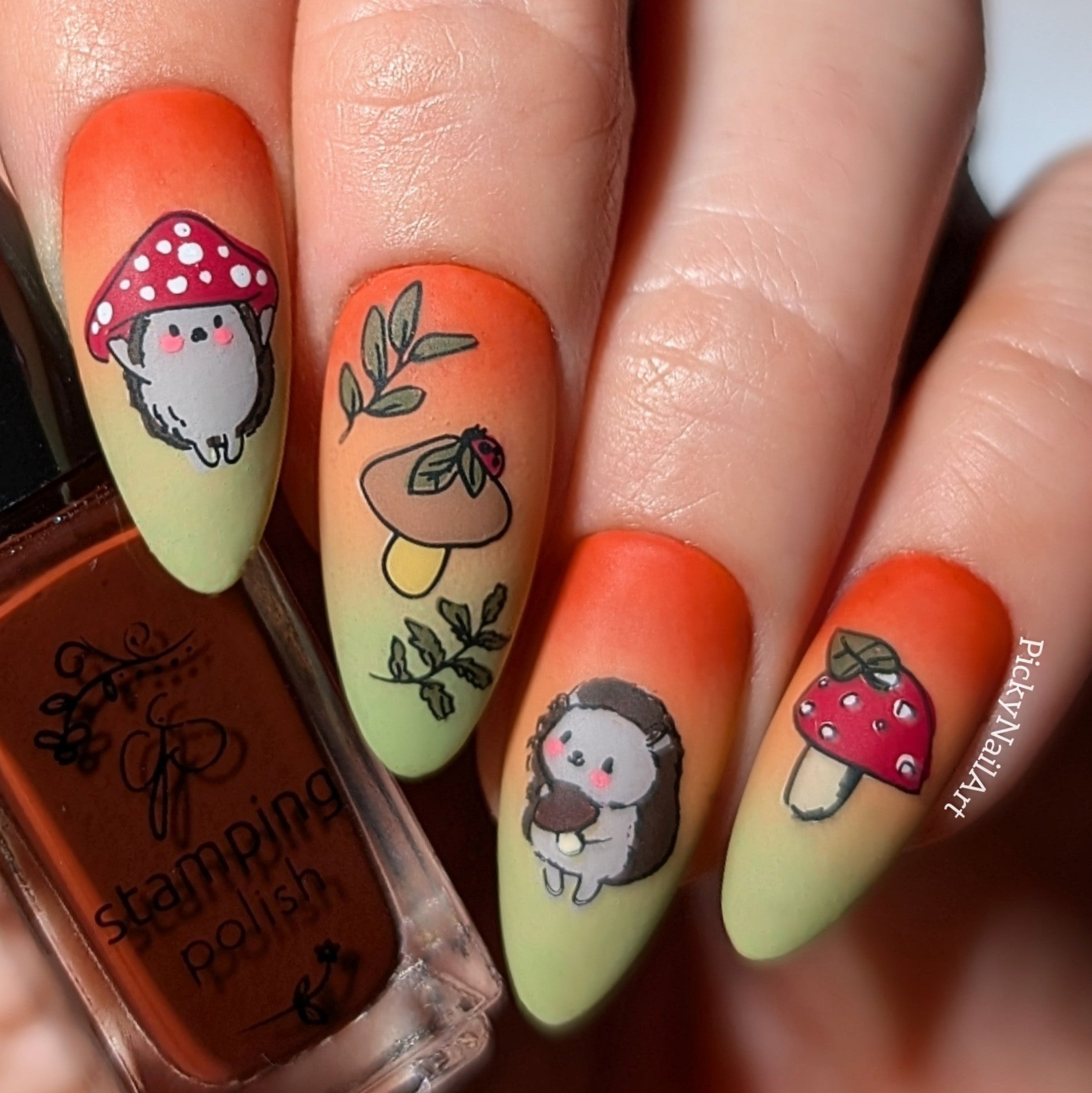 beautiful-manicure-with-nail-art-designs-of-hedgehogs-and-mushrooms