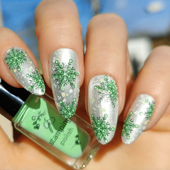 beautiful-manciure-with-intricate-nail-art-designs-of-snowflakes