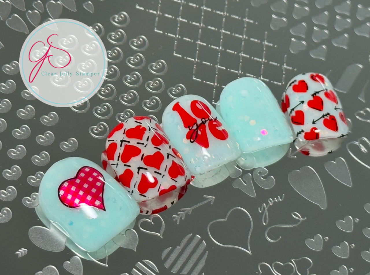 set-of-plastic-nail-tips-with-nail-art-designs-of-cute-hearts-and-the-words-love-you