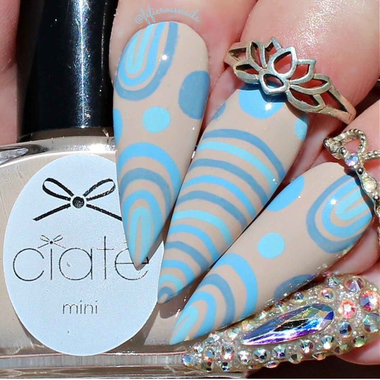 beautiful-manciure-with-boho-nail-art-designs-of-arches-and-dots