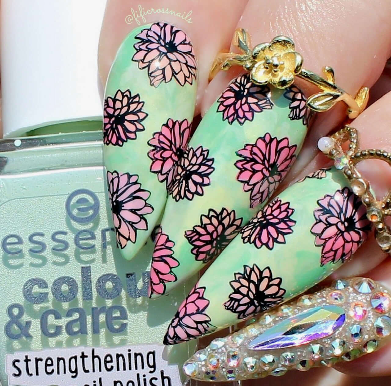 bold-manicure-of-nail-art-designs-of-flower-heads