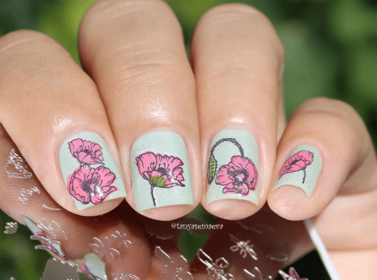 stunning-manicure-with-layered-nail-art-designs-of-poppies