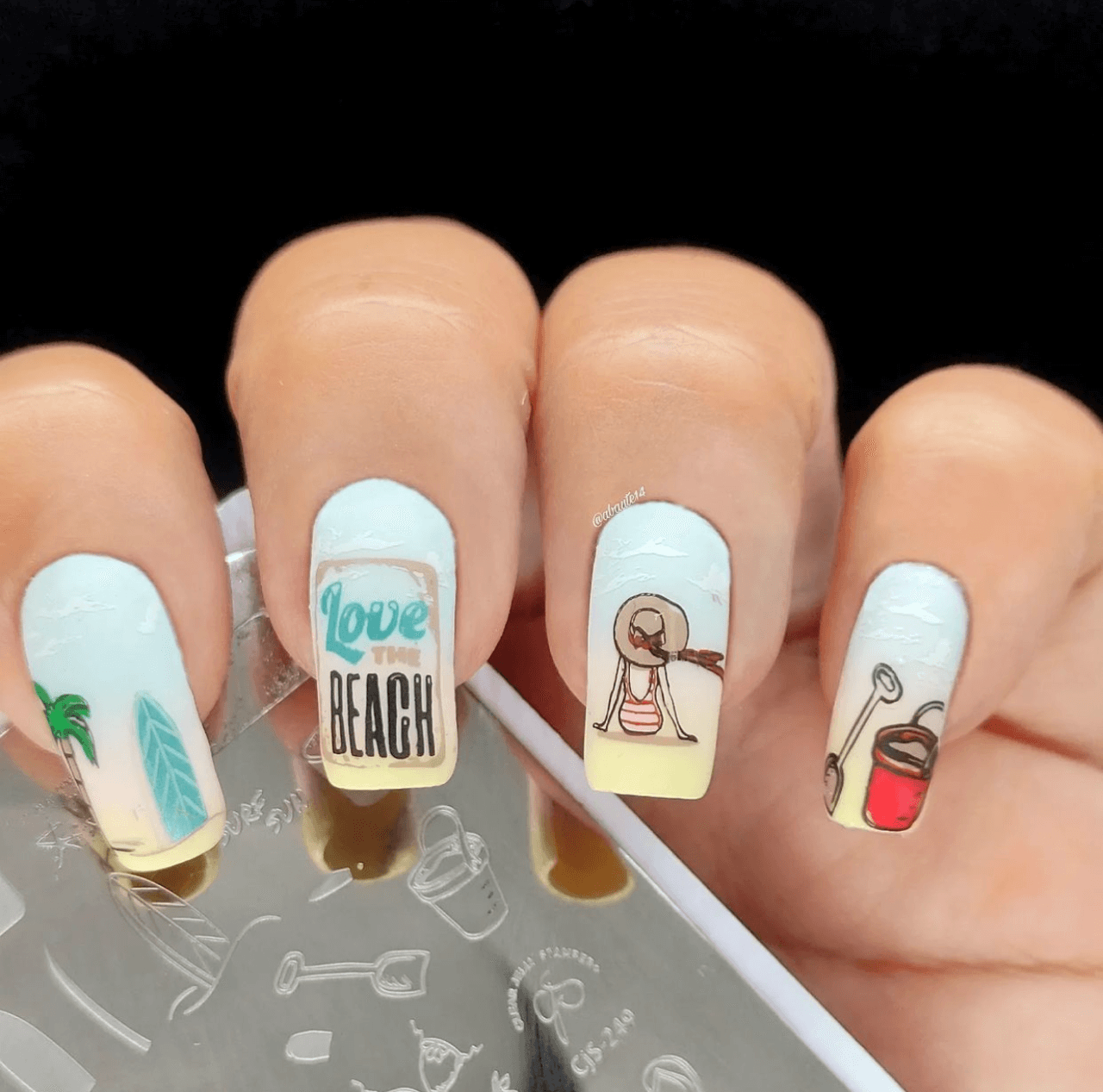 stunning-beach-theme-nail-art-manicure-with-a-surfboard-bucket-and-spade-on-the-sand