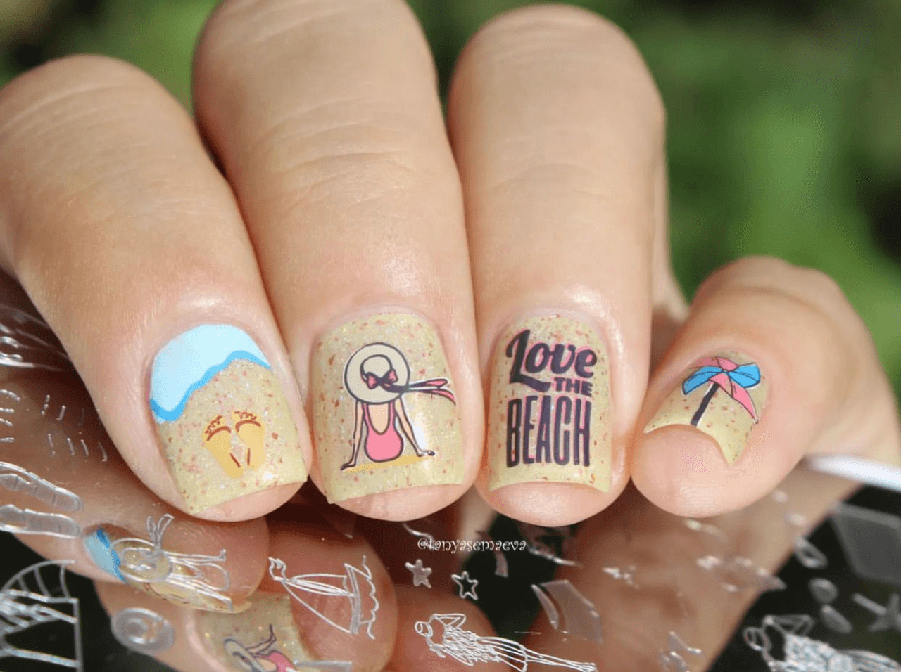 beautiful-manicure-with-nail-art-designs-of-a-girl-sitting-on-the-beach-with-the-words-love-the-beach