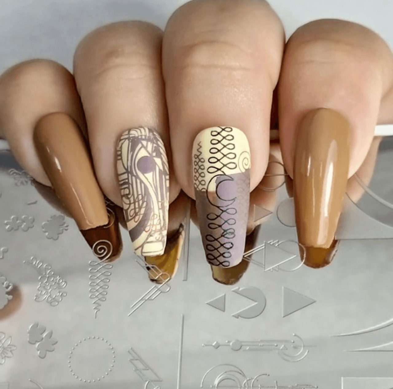 stunning-manicure-showing-nail-art-designs-of-geometric-patterns