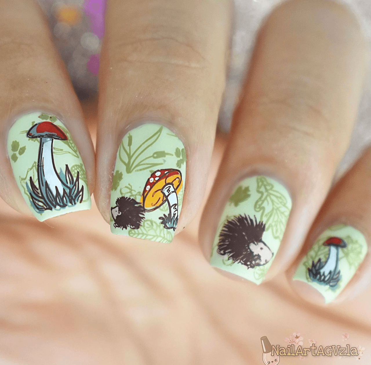 gorgeous-fall-themed-manicure-with-nail-art-designs-of-hedgehogs-and-toolstools