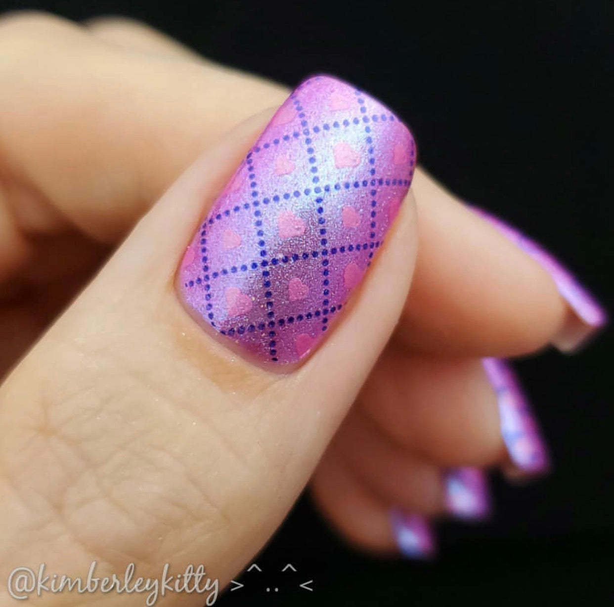 single-manicure-nail-with-checkered-heart-nail-art-design