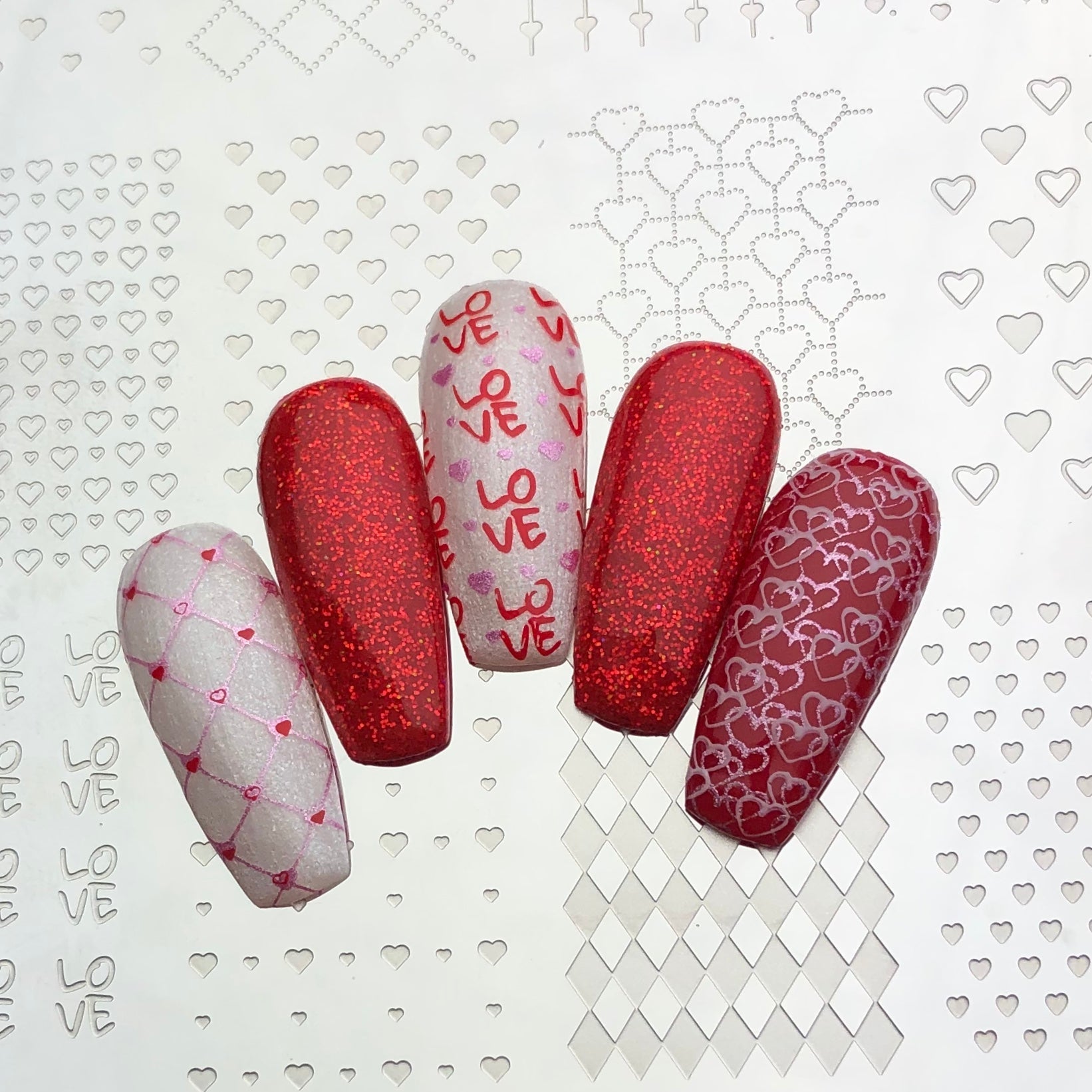 set-of-plastic-nail-tips-with-valentines-nail-art-designs-of-hearts-and-word-love