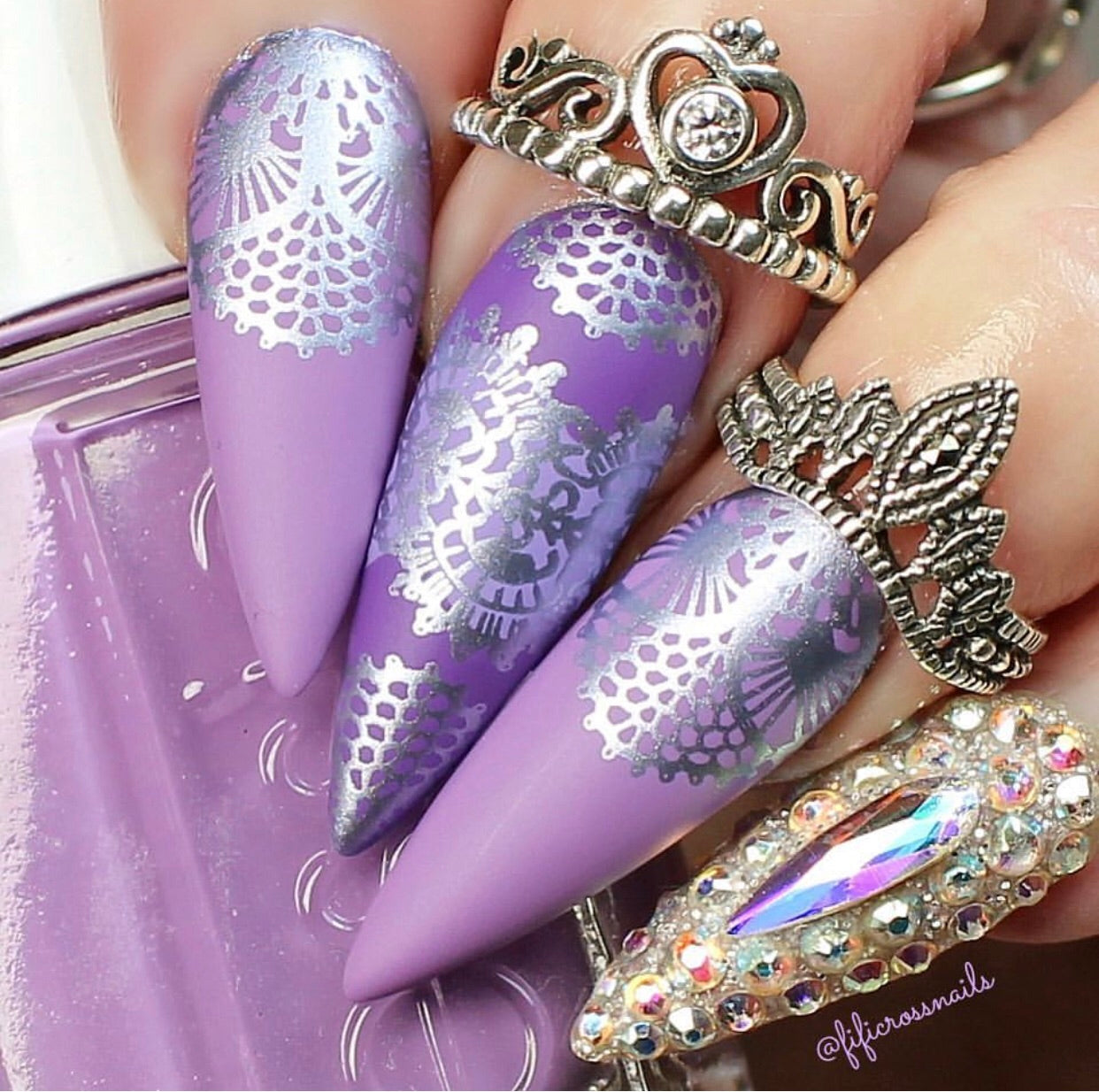 stunning-manicure-with-shimmery-lacey-nail-art-designs